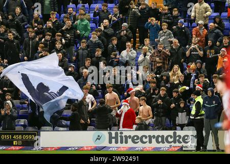 Birkenhead, Großbritannien. Dezember 2023. Die Fans der Tranmere Rovers feiern den Sieg am Ende des Spiels. EFL Skybet Football League Two Match, Tranmere Rovers gegen Swindon Town im Prenton Park, Birkenhead, Wirral am Samstag, 23. Dezember 2023. Dieses Bild darf nur für redaktionelle Zwecke verwendet werden. Nur redaktionelle Verwendung, .PIC von Chris Stading/ Credit: Andrew Orchard Sportfotografie/Alamy Live News Stockfoto