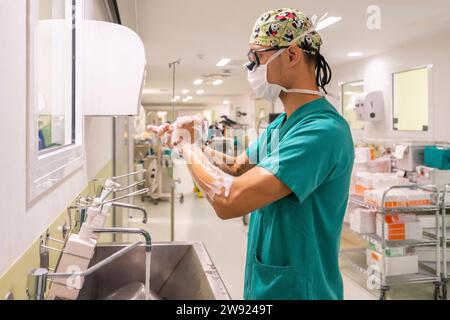 Chirurg mit Maske, der im Krankenhaus die Hände wäscht Stockfoto