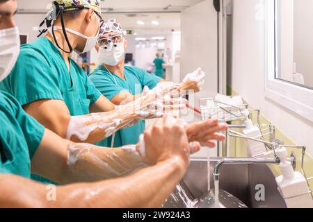 Chirurgen Händewaschen im Krankenhaus Stockfoto