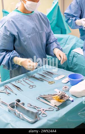 Krankenschwester, die chirurgische Geräte in der Notaufnahme hält Stockfoto