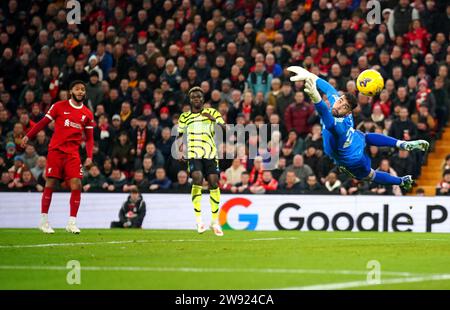 Liverpool-Spieler Joe Gomez (links) versucht einen Treffer, als Arsenal-Torhüter David Raya während des Premier League-Spiels in Anfield, Liverpool, auf ihn zustürzt. Bilddatum: Samstag, 23. Dezember 2023. Stockfoto