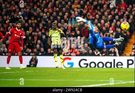 Liverpool-Spieler Joe Gomez (links) versucht einen Treffer, als Arsenal-Torhüter David Raya während des Premier League-Spiels in Anfield, Liverpool, auf ihn zustürzt. Bilddatum: Samstag, 23. Dezember 2023. Stockfoto