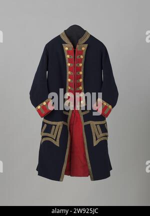 Uniformrock von Willem Crul, Anonym, 1750 - 1775 Uniformrock aus blauem Blatt, mit Futter aus rotem Leinen; Ärmel aus rotem Leinen, Ärmel mit cremefarbenem angerautem Wollstoff gefüttert; vorne links und rechts eine Tasche mit Ventil, auf der Knoten verknotet; links und rechts auf Höhe der Bretthöhe einen Streifen rotes Blatt, auf dem acht Knoten in Knopflöchern geknüpft sind; Ränder, Kanten und Beutel sind mit einer Paspel (ca. 2,5 cm breit) aus Goldfaden versehen, auf der Rückseite Anzahl der Knöpfe über den Splittern: in der Mitte der Rückseite gesplitzt, links und rechts gesplitzt. Niederlande woo Stockfoto
