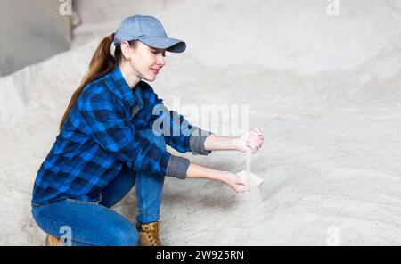 Eine Agronomin hockt auf Maismehl Stockfoto