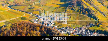 Deutschland, Rheinland-Pfalz, Eifel, Mayschoss, Panoramablick auf das Dorf umgeben von Weinbergen im Herbst Stockfoto