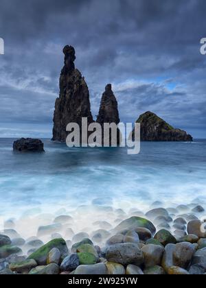 Portugal, Madeira, Ribeira da Janela, lange Exposition von felsigen Küsten und Seestapel Stockfoto