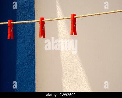 Wäschespins hängen an leeren Wäscheleinen Stockfoto