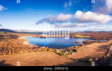 Großbritannien, Schottland, Luftaufnahme der Felder rund um Loch Kinord im Herbst Stockfoto