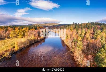 Großbritannien, Schottland, Luftaufnahme des Flusses Dee und Cambus o May Suspension Bridge im Herbst Stockfoto