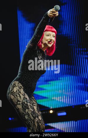 Zürich, Schweiz. Dezember 2023. Die Enligsh-Gruppe Sophie and the Giants tritt live während der Energy Star Night 2023 in St. Jakob Halle in Basel. Sophie Scott ist hier live auf der Bühne zu sehen. (Foto: Gonzales Foto - Tilman Jentzsch). Stockfoto