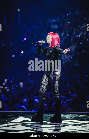 Zürich, Schweiz. Dezember 2023. Die Enligsh-Gruppe Sophie and the Giants tritt live während der Energy Star Night 2023 in St. Jakob Halle in Basel. Sophie Scott ist hier live auf der Bühne zu sehen. (Foto: Gonzales Foto - Tilman Jentzsch). Stockfoto