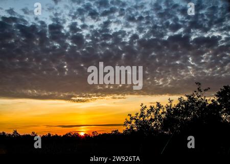 Sonnenaufgang zur Sommersonnenwende, 21. Juni. Die kürzeste Nacht und der längste Tag in Nordeuropa Stockfoto