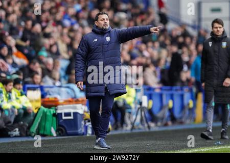 Sheffield, Großbritannien. Dezember 2023. Cardiff City Manager Erol Bulut Gesten beim Sheffield Wednesday FC gegen Cardiff City FC SKY Bet EFL Championship Match im Hillsborough Stadium, Sheffield, England, Großbritannien am 23. Dezember 2023 Credit: Every Second Media/Alamy Live News Stockfoto