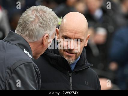 London, Großbritannien. Dezember 2023. Erik Ten Hag, der Manager von Manchester Utd, begrüßt David Moyes, den Manager des Spiels West Ham Utd gegen Manchester United am Samstag, den 23. Dezember 2023, im London Stadium im Queen Elizabeth Olympic Park in London. Dieses Bild darf nur für redaktionelle Zwecke verwendet werden. Foto nur für redaktionelle Verwendung von Sandra Mailer/Andrew Orchard Sportfotografie/Alamy Live News Credit: Andrew Orchard Sportfotografie/Alamy Live News Stockfoto