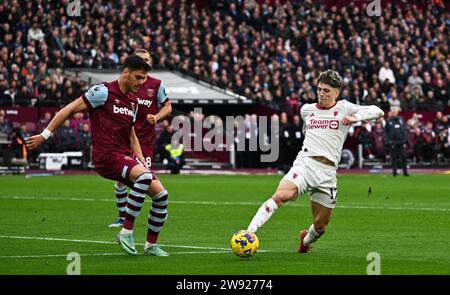 London, Großbritannien. Dezember 2023. Alejandro Garnacho von Manchester United (r) hat am Samstag, den 23. Dezember 2023, einen Torschuss. Premier League-Spiel West Ham Utd gegen Manchester United im London Stadium, Queen Elizabeth Olympic Park in London. Dieses Bild darf nur für redaktionelle Zwecke verwendet werden. Foto nur für redaktionelle Verwendung von Sandra Mailer/Andrew Orchard Sportfotografie/Alamy Live News Credit: Andrew Orchard Sportfotografie/Alamy Live News Stockfoto