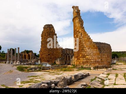 Überlebende hellenistische Tortürme und korinthische Säule in Perga, Türkei Stockfoto