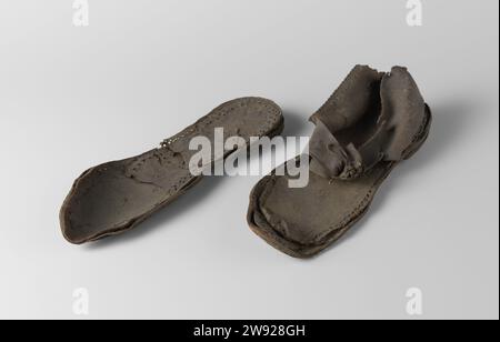 Lederschuh für Damen, getragen von Freule Johanna Magdalena Catharina Judith von Dorth bis Holthuysen während ihrer Hinrichtung, Anonymous, in oder vor 1799 Lederschuh für Damen, der aufrechte Teil und das durch eine Lederspitze zusammengebundene Instepriem sind vorbei. Getragen von Freule Johanna Magdalena Catharina Judith van Dorth zu Holthuysen während ihrer Hinrichtung Niederlande (möglicherweise) Leder. Eisen (Metall) Nähen Winterswijk Stockfoto