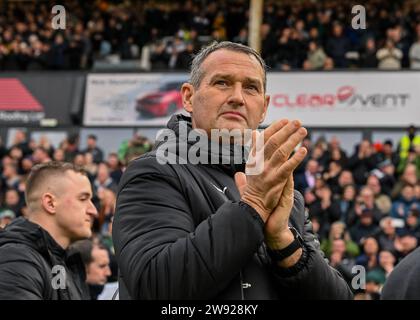 Erster Teamtrainer Kevin Nancekivell von Plymouth Argyle applaudiert und klatscht während des Sky Bet Championship Matches Plymouth Argyle gegen Birmingham City at Home Park, Plymouth, Großbritannien, 23. Dezember 2023 (Foto: Stan Kasala/News Images) Stockfoto