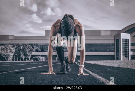 Der Profi-Läufer steht auf der Strecke und bereitet sich auf den Start des Rennens vor. Sportkonzept. Gemischte Medien Stockfoto