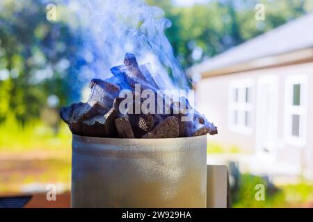 Die Grillkohle ist so einfach wie die Verwendung des Grillkamins Stockfoto