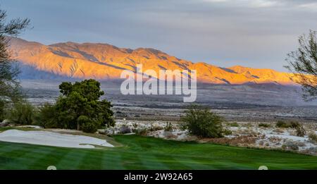 Sonnenuntergang auf einem gut gepflegten Golfplatz in der Wüste von Südkalifornien, USA. Stockfoto