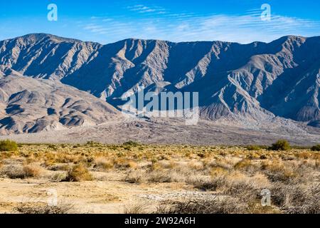 Fluvialfans bildeten sich am Fuße der Berge in der Wüste Südkaliforniens, USA. Stockfoto