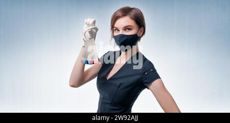 Porträt eines eleganten, schönen Mädchens mit einer Nagelpalette in der Hand. Das Konzept von Schönheitssalons, Maniküre, Pediküre, Nagelpflege Stockfoto