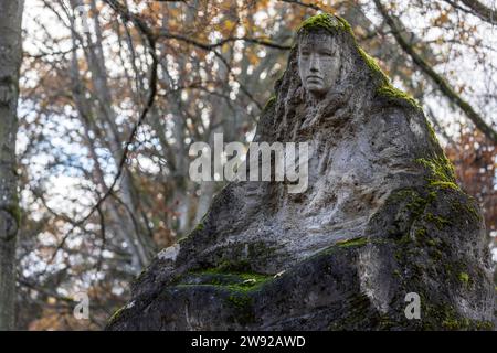 Große Skulptur Mutterhaus, Trauer, pieta-artige Muschelkalksteinskulptur von Fritz von Graevenitz, Waldfriedhof Stuttgart, Baden-Württemberg Stockfoto