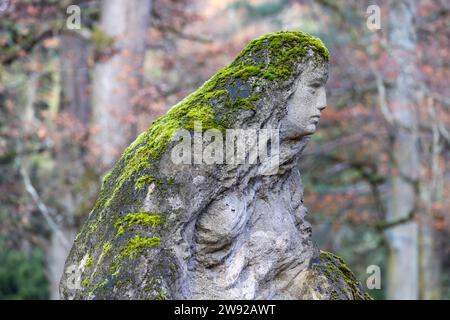 Große Skulptur Mutterhaus, Trauer, pieta-artige Muschelkalksteinskulptur von Fritz von Graevenitz, Waldfriedhof Stuttgart, Baden-Württemberg Stockfoto