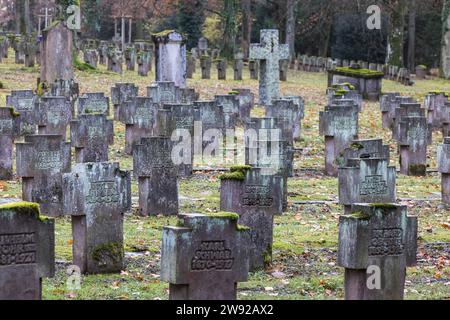 Friedhof für gefallene Soldaten der Weltkriege, symbolisches Foto für die Tage der Erinnerung im November. Waldfriedhof Stuttgart Stockfoto