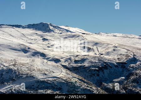 Panoramablick auf das Skigebiet in sierra nevada, Skifahrer entlang der Pisten Stockfoto