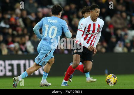 Sunderland, Großbritannien. Dezember 2023. Sunderlands Jobe Bellingham bricht während des Sky Bet Championship-Spiels zwischen Sunderland und Coventry City am Samstag, den 23. Dezember 2023, im Stadium of Light in Sunderland aus Coventry City. (Foto: Michael Driver | MI News) Credit: MI News & Sport /Alamy Live News Stockfoto