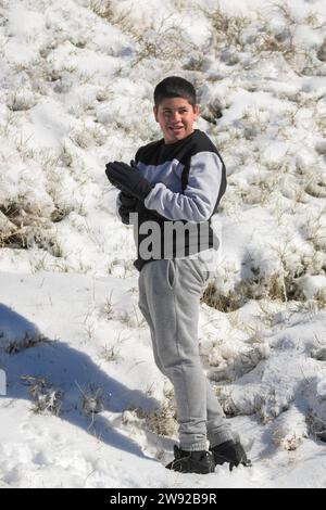 Ganzkörperporträt, junger lateinmann im Schnee, Skigebiet sierra nevada, granada Stockfoto