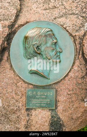 Porträt, Porträt des Physikers, Mathematikers, Statistikers, Astronomen und Geodäten Johann Carl Friedrich Gauß auf einem Vermessungsstein auf Wilseder Stockfoto