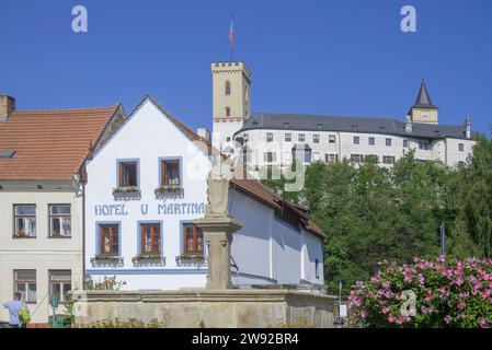 Blick auf die Burg vom Hauptplatz, Rozmberk nad Vltavou, Südböhmen, Tschechische Republik Stockfoto