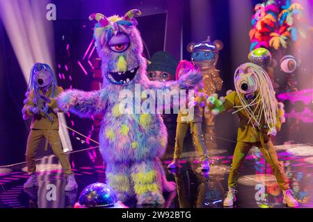 Köln, Deutschland. Dezember 2023. Die Figur „der Lulatsch“ steht im Finale der ProSieben-Show „der maskierte Sänger“ auf der Bühne. Quelle: Rolf Vennenbernd/dpa/Alamy Live News Stockfoto