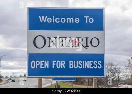 Willkommen im englischen Schild der Provinz Ontario im Confederation Park an der Grenze zwischen Ontario und Quebec in Hawkesbury, Ontario, Kanada Stockfoto