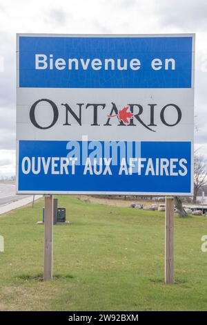 Willkommen im französischen Schild der Provinz Ontario im Confederation Park an der Grenze zwischen Ontario und Quebec in Hawkesbury, Ontario, Kanada Stockfoto