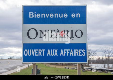 Willkommen im französischen Schild der Provinz Ontario im Confederation Park an der Grenze zwischen Ontario und Quebec in Hawkesbury, Ontario, Kanada Stockfoto