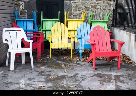 Bunte Adirondack-Stühle für den Winter im Franco-Ontarian Cultural Centre im Confederation Park in Hawkesbury, Ontario, Kanada Stockfoto