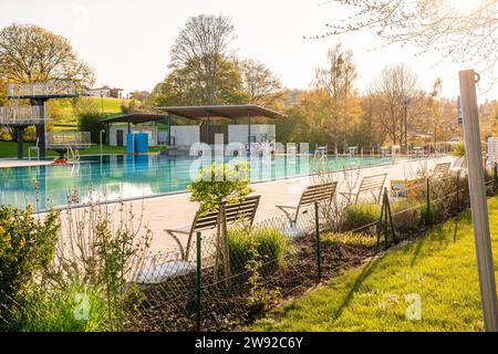 Leerer Außenpool mit Holzbänken und einem Zaun im schönen Abendlicht, Calw Außenpool, Stammheim der Stadtwerke Calw, Schwarzwald Stockfoto