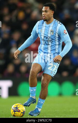 Sunderland, Großbritannien. Dezember 2023. Coventry City's Milan van Ewijk während des Sky Bet Championship Matches zwischen Sunderland und Coventry City im Stadion of Light, Sunderland am Samstag, den 23. Dezember 2023. (Foto: Michael Driver | MI News) Credit: MI News & Sport /Alamy Live News Stockfoto