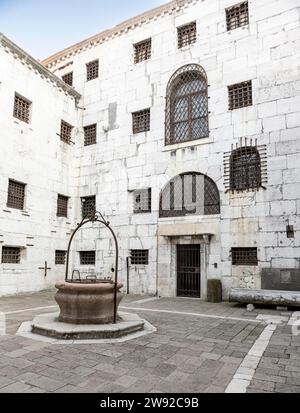 Innenhof mit Brunnen, Gefängnis, Dogenpalast, Venedig, Venetien, Italien Stockfoto