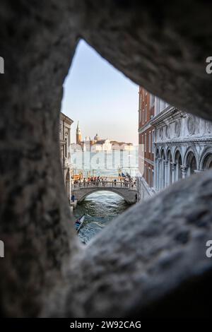 Blick von der Seufzerbrücke durch eine kleine Luke, Ponte della Paglia Brücke und San Giorgio Maggiore Kirche, Gefängnis, Dogenpalast, Venedig Stockfoto