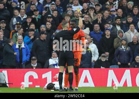 Leeds, Großbritannien. Dezember 2023. Schiedsrichter Stephen Martin verleiht Axel Tuanzebe #40 von Ipswich Town während des Sky Bet Championship Matches Leeds United gegen Ipswich Town in der Elland Road, Leeds, Vereinigtes Königreich, 23. Dezember 2023 (Foto: James Heaton/News Images) in Leeds, Vereinigtes Königreich am 23. Dezember 2023 eine gelbe Karte. (Foto: James Heaton/News Images/SIPA USA) Credit: SIPA USA/Alamy Live News Stockfoto