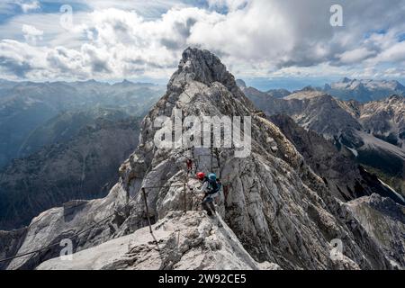 Klettersteig auf einem mit Stahlseil gesicherten Klettersteig, schmaler Felsgrat, Watzmann-Überquerung zur Watzmann Mittelspitze, Blick auf den Berg Stockfoto