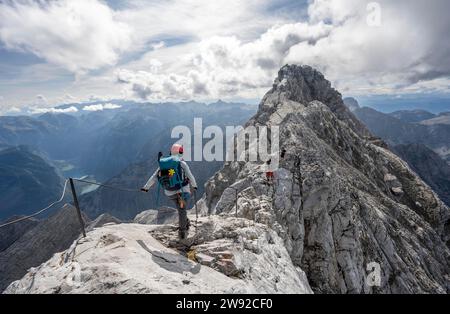 Klettersteig auf einem mit Stahlseil gesicherten Klettersteig, schmaler Felsgrat, Watzmann-Überquerung zur Watzmann Mittelspitze, Blick auf den Berg Stockfoto