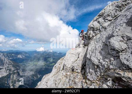 Bergsteiger auf einem schmalen Felsweg, Watzmann überquert die Watzmann Mittelspitze, Nationalpark Berchtesgaden, Berchtesgaden Alpen Stockfoto