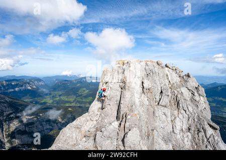 Bergsteigerin auf einem mit Stahlseil gesicherten Klettersteig, schmaler Felskamm, Watzmann-Überquerung zur Watzmann-Mittelspitze Stockfoto