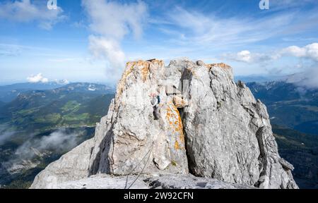 Bergsteigerin auf einem mit Stahlseil gesicherten Klettersteig, schmaler Felskamm, Watzmann-Überquerung zur Watzmann-Mittelspitze Stockfoto